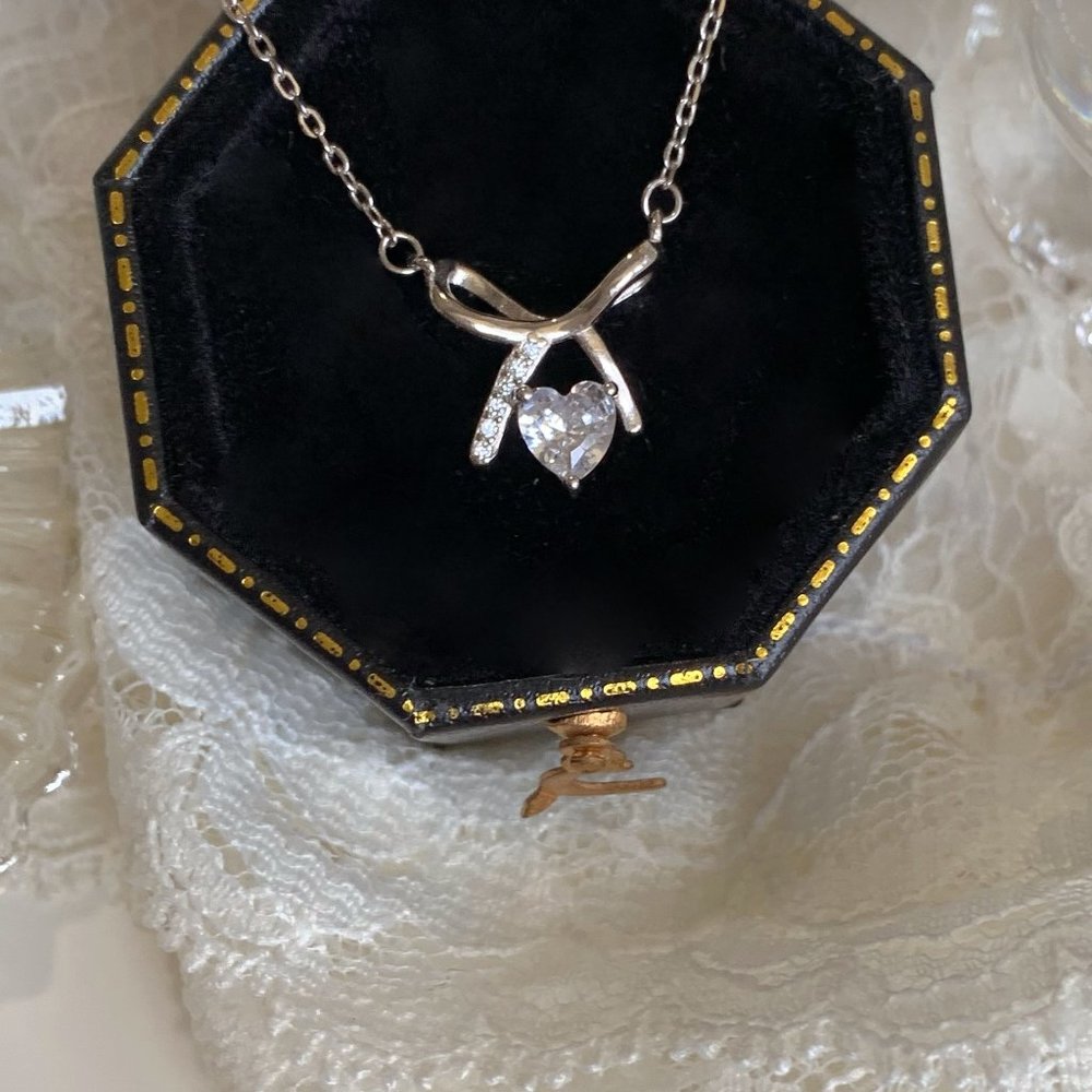 Bow Zircon Necklace - Picture 7 of 16